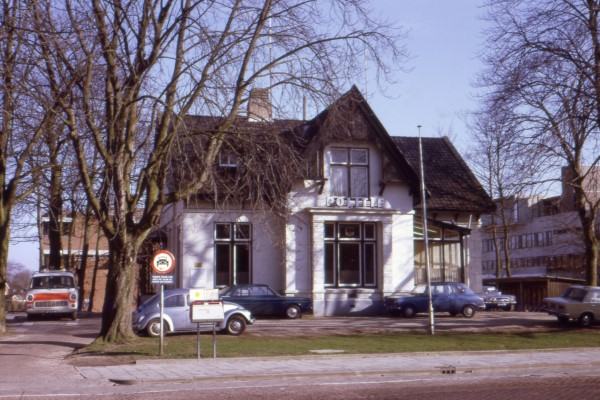 Het witte huis op de bult