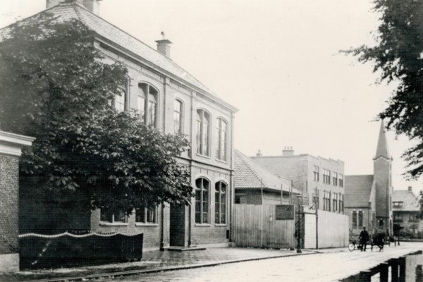 De openbare lagere school aan de Kerkstraat