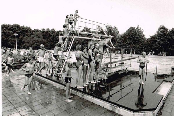 ek-17-foto-jan-buwalda-drukte-in-zwembad-scharlakenhof-ca-1985-1200E056C1E4-BBCB-012A-D165-71AC1E03F946.jpg