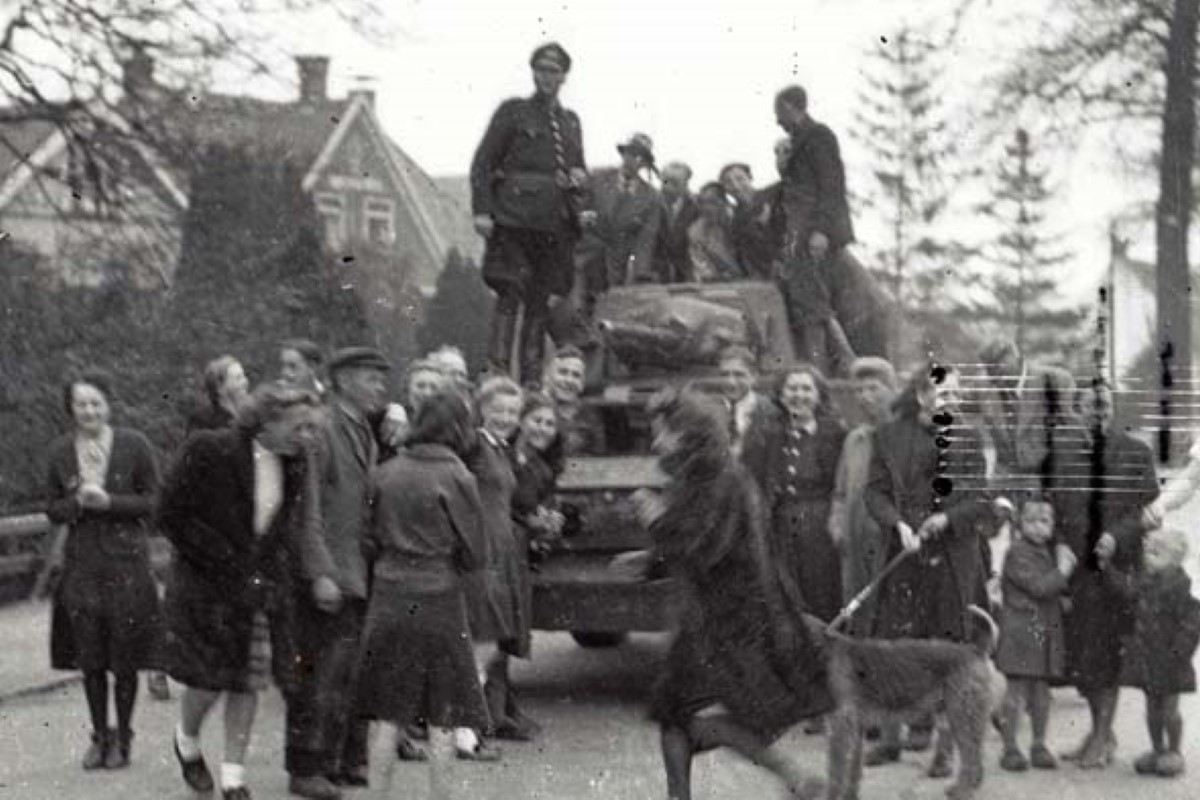 Canadese pantserwagen in Harenermolen (foto H. Blouw)