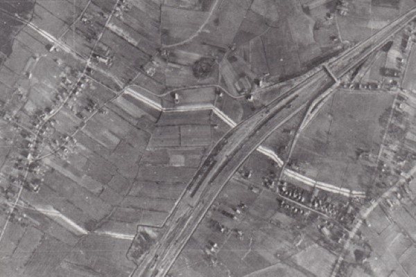 9-luchtfoto-RAF-maart-1945-met-tankgrachten-appelbergen-en-glimmen-jpeg-foto-h.-blouw-haren.jpg