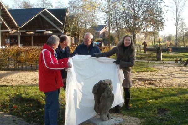 Onthulling van het beeld van een leeuw